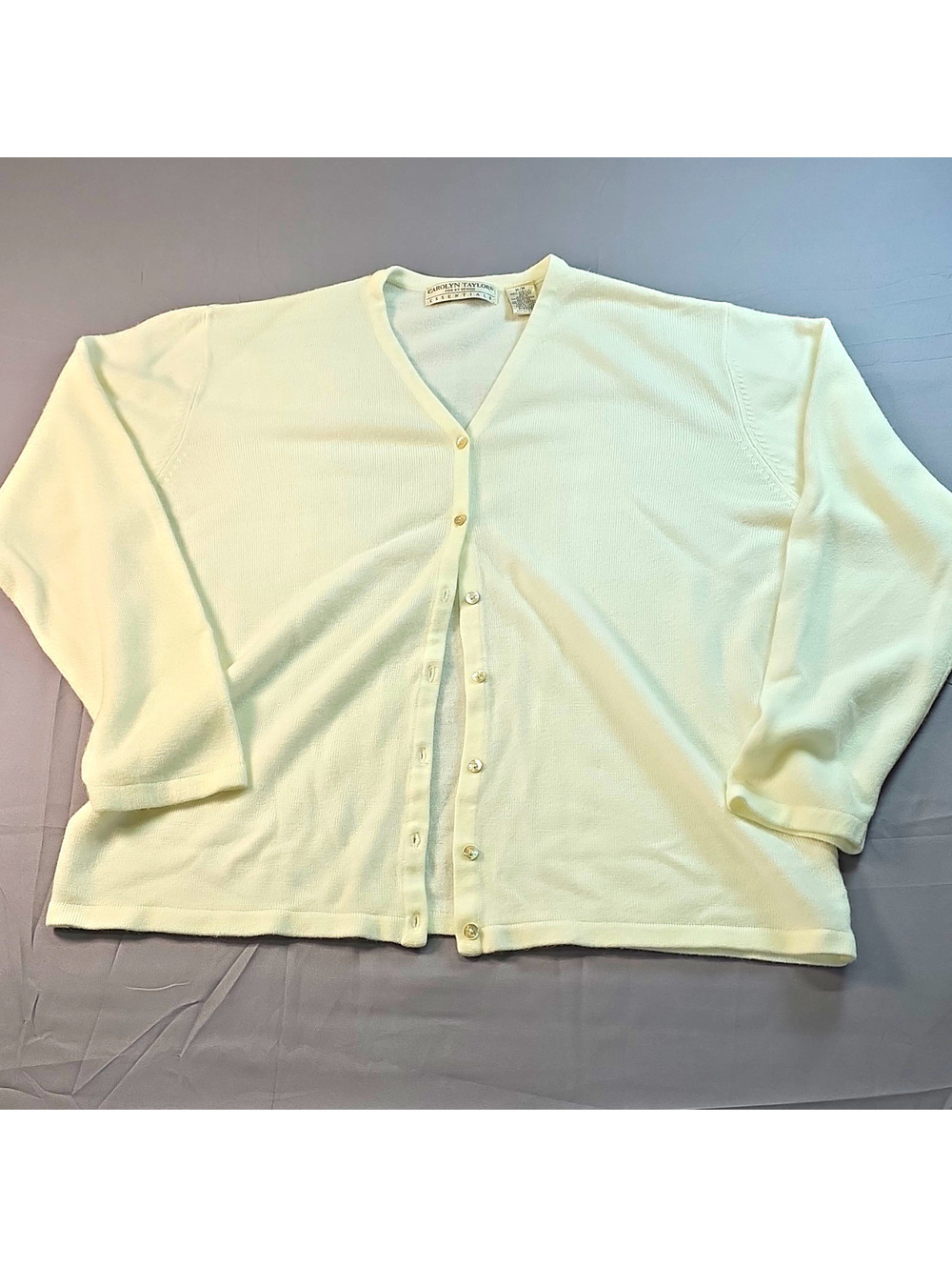 Carolyn Taylor M Soft Ivory Knit V-Neck Button Front 3/4 Sleeve Cardigan